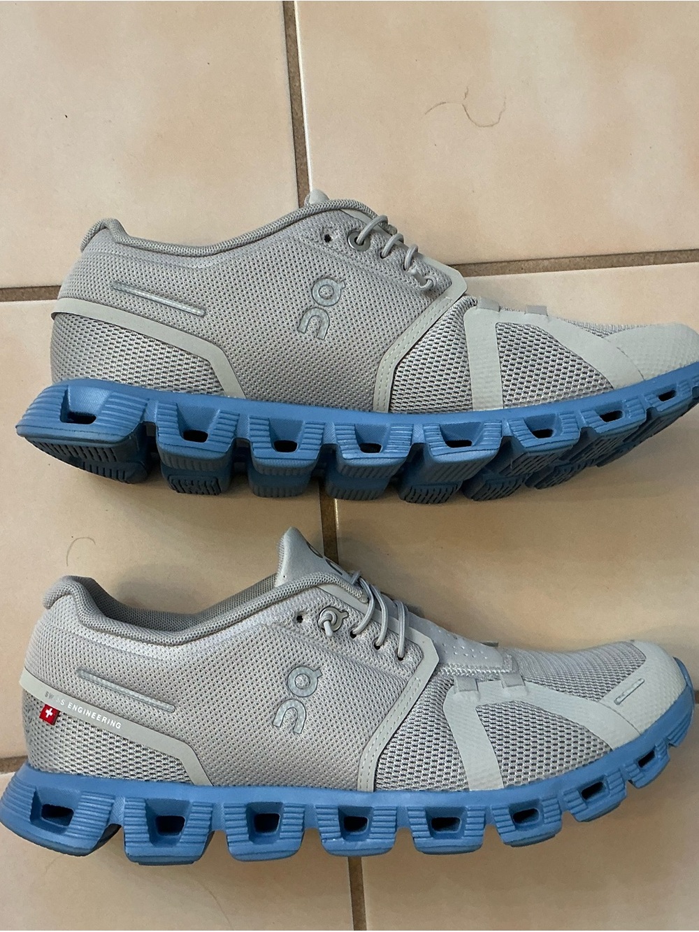 On Cloud 5 Women’s Running Sneakers Pearl/ Neptune Sz 9 EUC! - Picture 3 of 9